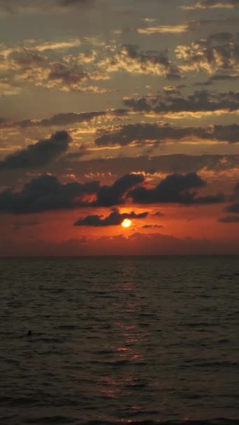 Crepúsculo Tranquilidad Una Puesta Sol Junto Mar Con Nubes Suave — Vídeos de Stock