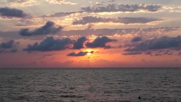Zonsondergang Sereniteit Uitzicht Oceaan Met Wolkenluchten Zachte Schemerstraling — Stockvideo