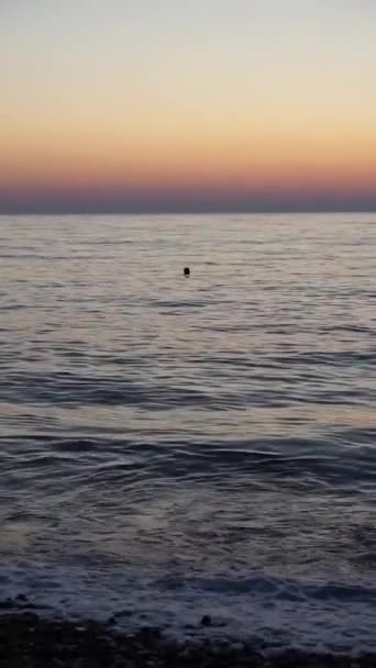 Vertikale Naturvideos Meer Ufer Sonnenuntergang Und Pre Shore Wellen — Stockvideo
