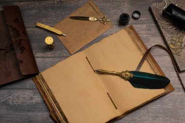 Antik papirüs yaprakları günlüğü kalem ve kabartmalı mürekkep şişesi, zarf kitapçığı, balmumu ve mühür ile.