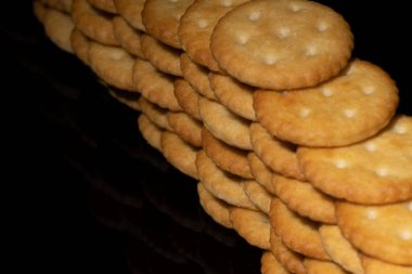 krakerler bir duvar oluşturmak için birikti, üstteki fotoğraf siyah arkaplan boşluğunu metin için kapatın