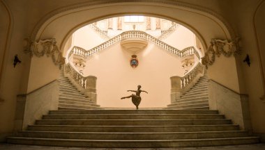 Havana Büyük Tiyatrosu 'nun dinamik ana merdivenleri.