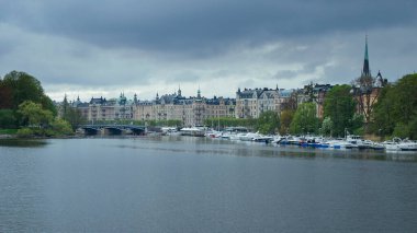 Stockholm limanında bulutlu bir gün