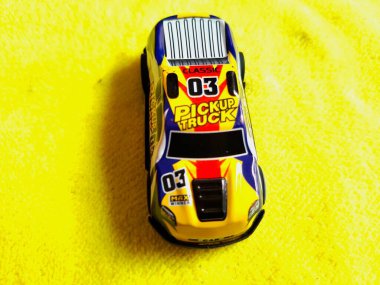 Oyuncak kamyonetin fotoğrafı.