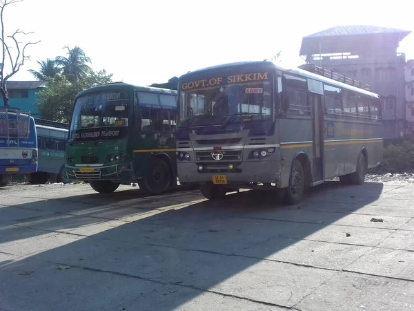 Sikkim Ulusal Otobüs Terminali, Siliguri, Batı Bengal, Hindistan, 25 Ekim 2023, Siliguri, Batı Bengal 'den Gangtok' a otobüs yolculuğu, Sikkim parlak güneşli bir sabah, devlet otobüs servisi