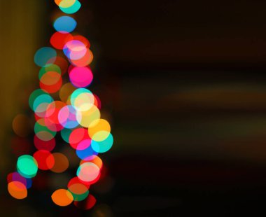 Bokeh odaklı ışıklarla Noel ağacının soyut arkaplanı.