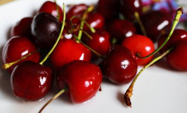 Kirazlar - kirazlı kuşun yenilebilir meyveleri, ayrıca tatlı kiraz da denir.