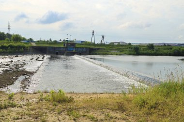 Wisoka Nehri 'nde çifte baraj, su eşiği, Debica yakınlarında, Voyvoda subkarpati, Polonya. 