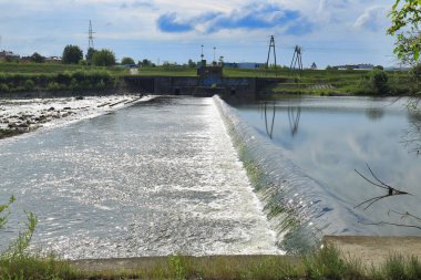 Wisloka Nehri 'nde çifte baraj, su eşiği, Debica yakınlarında, subcarpathian Voyvodeship, Polonya. 