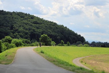Bisiklet yolu, Tyniec Benedictine Manastırı, Krakow yakınlarında..