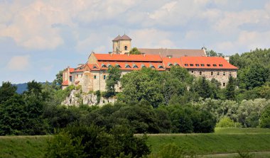 Bisiklet yolu, Tyniec Benedictine Manastırı, Krakow yakınlarında.. 