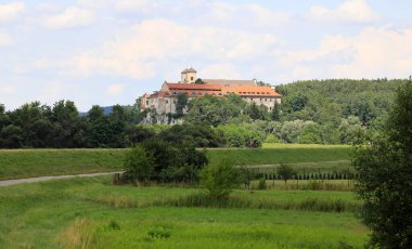 Bisiklet yolu, Tyniec Benedictine Manastırı, Krakow yakınlarında.. 