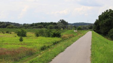Tyniec 'in etrafında bisiklet yolu. Polonya, Krakow yakınlarında..