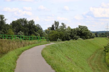 Tyniec 'in etrafında bisiklet yolu. Polonya, Krakow yakınlarında..