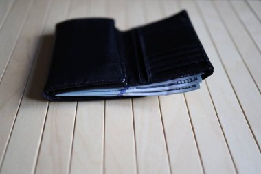 Deri bir cüzdanda dolar banknotları