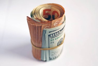 Bir tomar Euro ve dolar banknotları. 50 Euro ve 100 Dolarlık banknotlar.