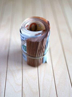 Bir tomar Euro ve dolar banknotları. 50 Euro ve 100 Dolarlık banknotlar.