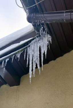 Çatıdan buz saçağı damlıyor..