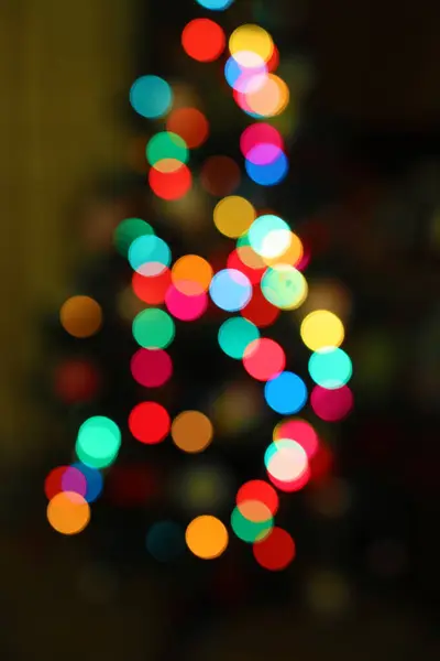 Bokeh odaklı ışıklarla Noel ağacının soyut arkaplanı.