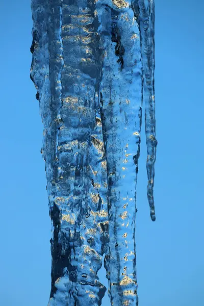 Eiszapfen Hängen Vom Dach Eines Hauses Nahaufnahme Von Foto — Stockfoto