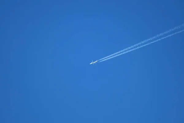 Mavi Gökyüzünde Bir Uçak Yumuşak Odaklı Fotoğrafa Yakın Çekim — Stok fotoğraf