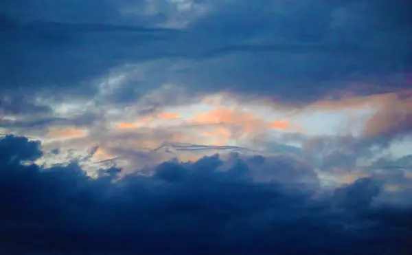 暴风雨前的多彩多姿的云 — 图库照片