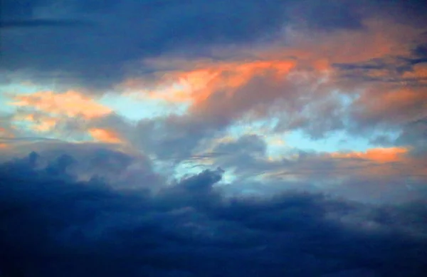Разноцветные Облака Перед Бурей — стоковое фото