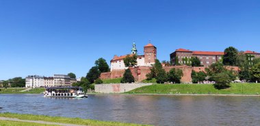 Wawel, Krakow, Wisla. Güneşli bir gün.