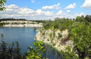 Krakow 'daki Zakrzowek' te bir banyo tesisi. Yüzme havuzları, rıhtımları ve bakış açıları olan Cracovalılar için dinlenme ve dinlenme yeri. Bir sürü yeşillik.