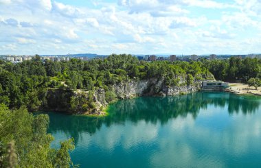 Panorama. Krakow 'daki Zakrzowek' te bir banyo tesisi. Yüzme havuzları, rıhtımları ve bakış açıları olan Cracovalılar için dinlenme ve dinlenme yeri. Bir sürü yeşillik. 