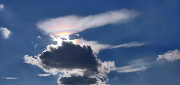 Arco Íris Formado Nas Nuvens Dia Ensolarado — Fotografia de Stock