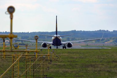 Uçak piste doğru taksiyle gidiyor. Ön planda, PAPI sinyal ışıklandırması.