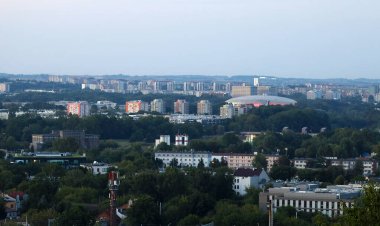 Podgorze bölgesi, Krakow, Polonya. Krak Tepesi 'nden görüntü. Aydınlatılmış Tauron Arena Salonu