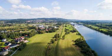 Krakow yakınlarındaki Tyniec yakınlarındaki Vistula Nehri 'nin insansız hava aracı görüntüsü. Güneşli güzel bir gün. Uzakta Piekary 'deki köprü ve Bielany' deki Camaldolese Manastırı..