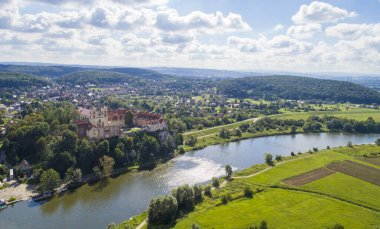 Krakow yakınlarındaki Tyniec yakınlarındaki Vistula Nehri 'nin insansız hava aracı görüntüsü. Tyniec 'teki Benedictine Manastırı