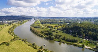Krakow yakınlarındaki Tyniec yakınlarındaki Vistula Nehri 'nin insansız hava aracı görüntüsü. Güneşli güzel bir gün. Uzakta Piekary 'deki köprü ve Bielany' deki Camaldolese Manastırı..