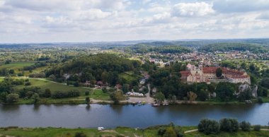 Krakow yakınlarındaki Tyniec yakınlarındaki Vistula Nehri 'nin insansız hava aracı görüntüsü. Tyniec 'teki Benedictine Manastırı