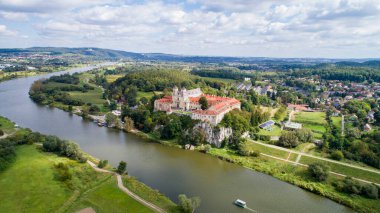 Krakow yakınlarındaki Tyniec yakınlarındaki Vistula Nehri 'nin insansız hava aracı görüntüsü. Güneşli güzel bir gün. Uzakta Piekary 'deki köprü ve Bielany' deki Camaldolese Manastırı..