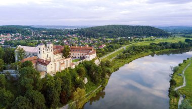 Krakow yakınlarındaki Tyniec yakınlarındaki Vistula Nehri 'nin insansız hava aracı görüntüsü. Tyniec 'teki Benedictine Manastırı