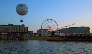 Krakow 'daki Vistula Nehri' ndeki eğlence parkında gözlem balonu. Faiz Konumları.