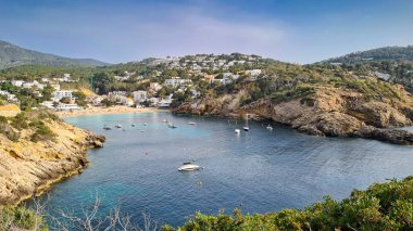 Eivissa 'daki Akdeniz' in kayalık kıyıları güneşli bir günde