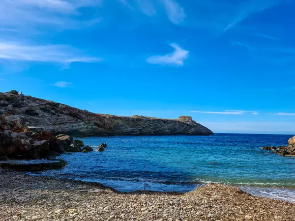 Eivissa 'daki Rhodes adasında kayalıklı deniz manzarası