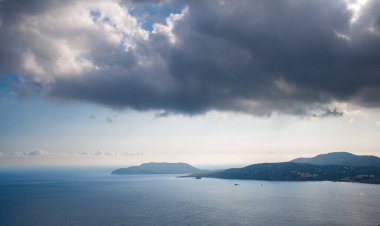 İbiza, İspanya 'nın deniz manzarasında kara bulutlar