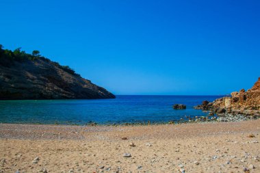 İspanya 'nın İbiza koyunda sakin bir denizde