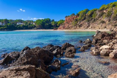 İbiza kıyısında Cala Llenya, İspanya