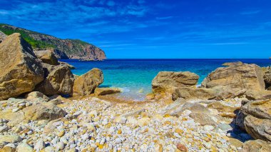 İbiza sahilinde tek dalga