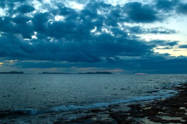 İbiza sahilinde bulutlu bir gün