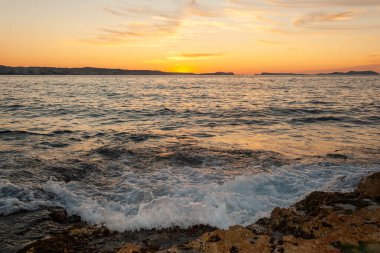 Deniz köpüğüyle gün batımı