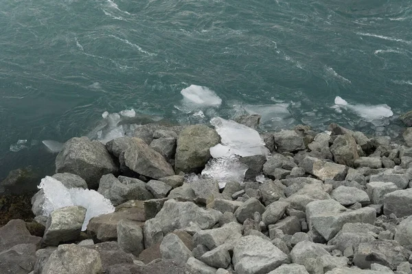 Islandská Studená Řeka Částmi Ledovce Přijíždějícími Břeh — Stock fotografie