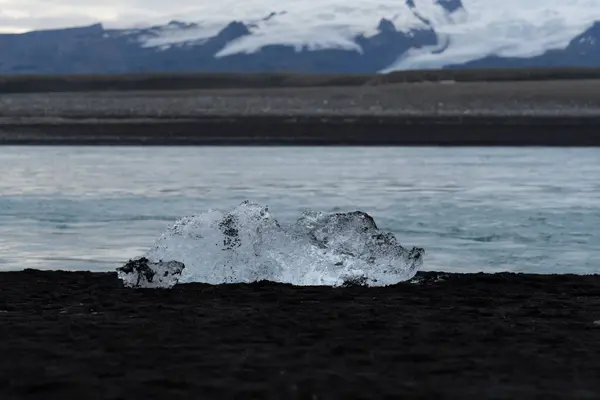 Strzał Wypolerowanej Góry Lodowej Która Dotarła Plażę Czarnym Piaskiem Islandii — Zdjęcie stockowe